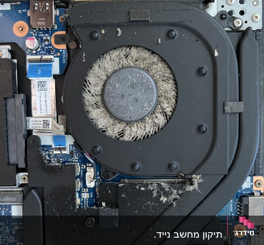 מאוורר מחשב עם אבק על לוח אם